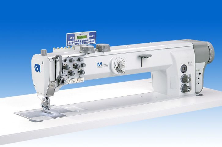 Twin needle lockstitch longarm machine with DA Direct Drive, 700 mm clearance to the right of the needles