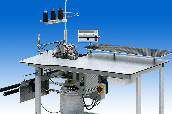 Automatic single head serging unit for serging and simultaniously trimming within the front pocket area, of Jeans